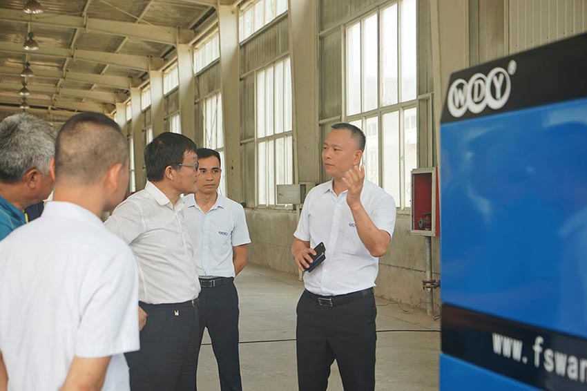 佛山市萬達(dá)業(yè)機械股份有限公司董事總經(jīng)理曹傳偉作產(chǎn)品介紹